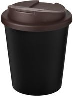 Americano® Espresso Eco 250 ml kahvimuki kierrätetystä materiaalista läikkymistä estävällä kannella, ruskea, musta liikelahja logopainatuksella