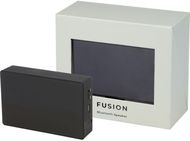 Fusion -kaiutin, musta liikelahja logopainatuksella
