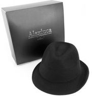 Hattu Hat Boccaccio, musta liikelahja logopainatuksella