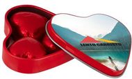 Heart shaped tin with chocolates, punainen liikelahja logopainatuksella